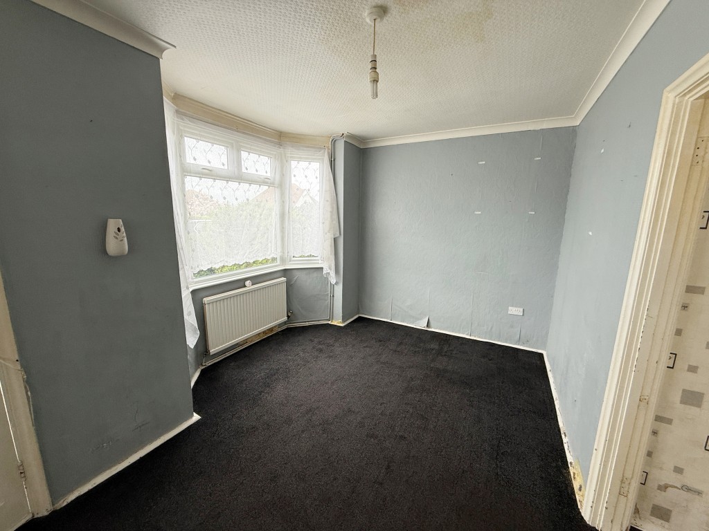 Lot: 107 - FOUR-BEDROOM DETACHED HOUSE FOR REFURBISHMENT - Dining room